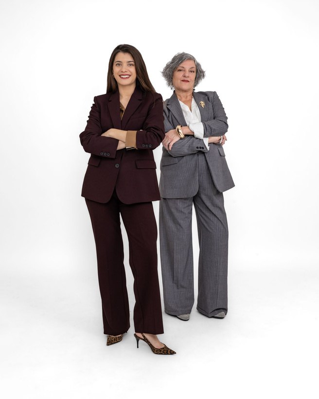 Alice et Marie-Lou Clan de Pommayrac, côte à côte, bras croisés