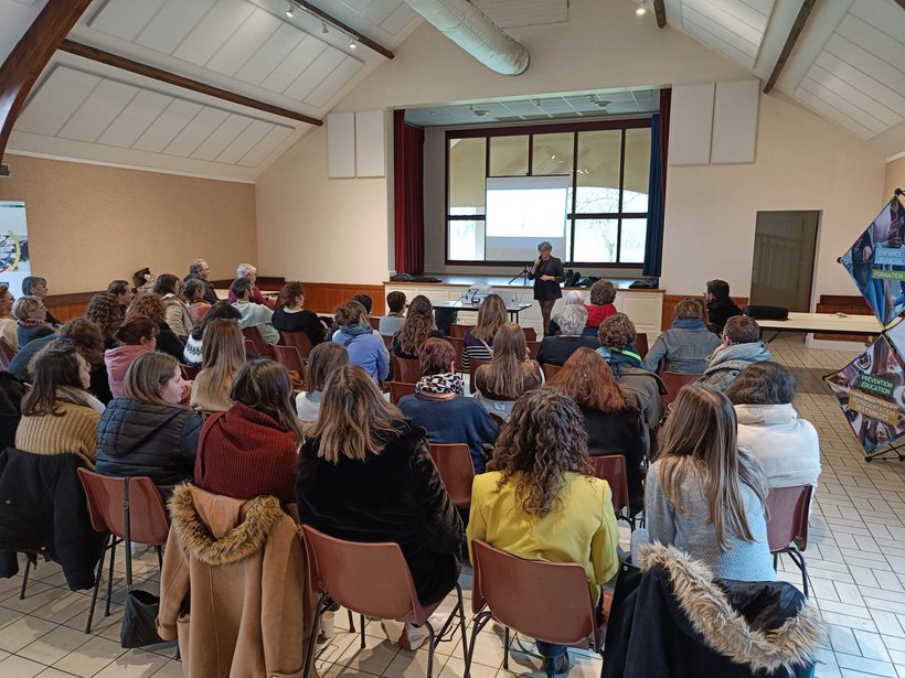 Conférence devant une salle comble