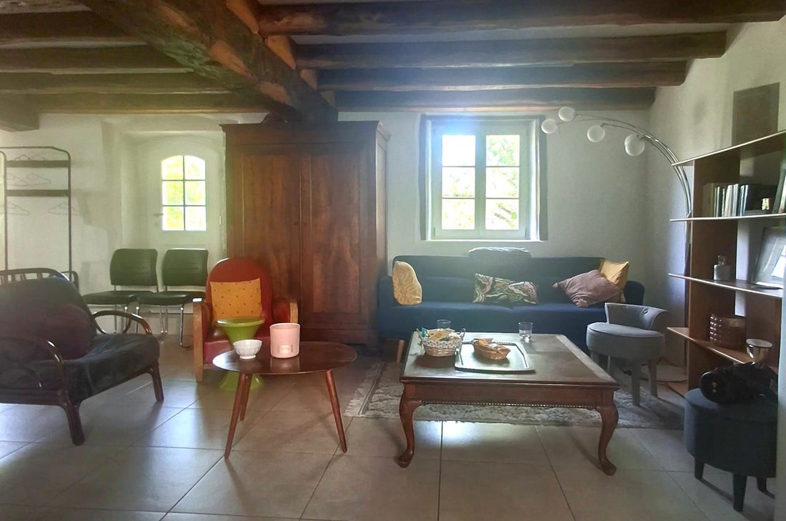 Le salon aux poutres du gîte L'Ancienne Boulangerie du Grand Verger