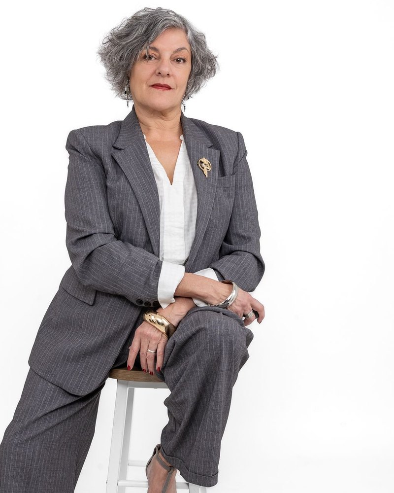 Marie-Lou Clan de Pommayrac assise, bras croisés sur le genou