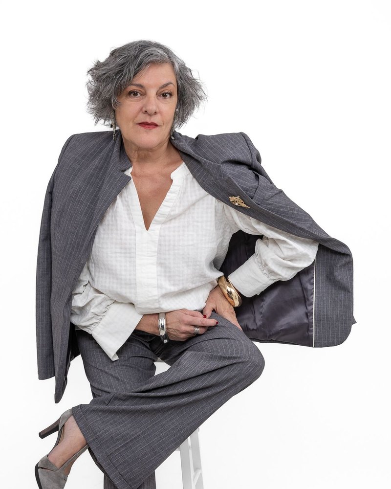 Marie-Lou Clan de Pommayrac assise, la veste posée sur les épaules